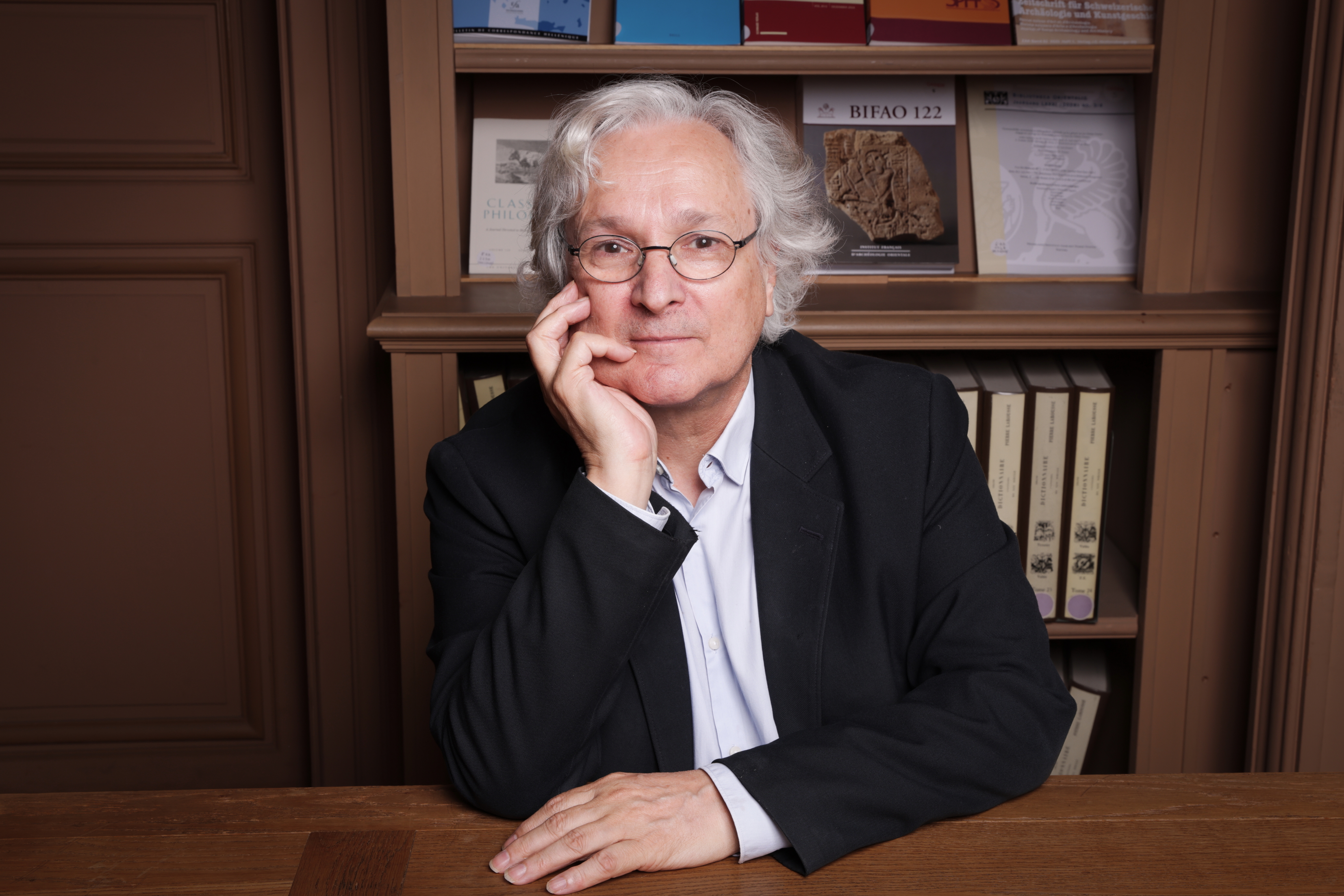 Etienne Ghys à la bibliothèque de l'Institut de France, en mars 2025. © Académie des sciences/Mathieu Baumer